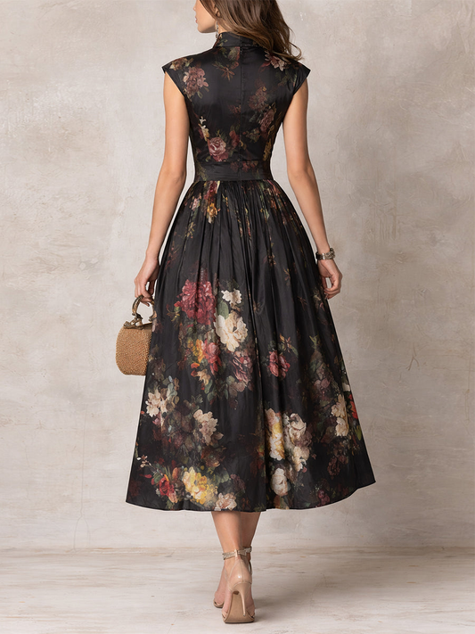 Patricia | Vestido midi plisado de satén negro con estampado floral