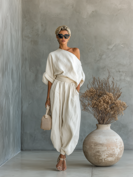 Conjunto para mujer en color blanco crema con top de hombros descubiertos y pantalones ajustados en el tobillo