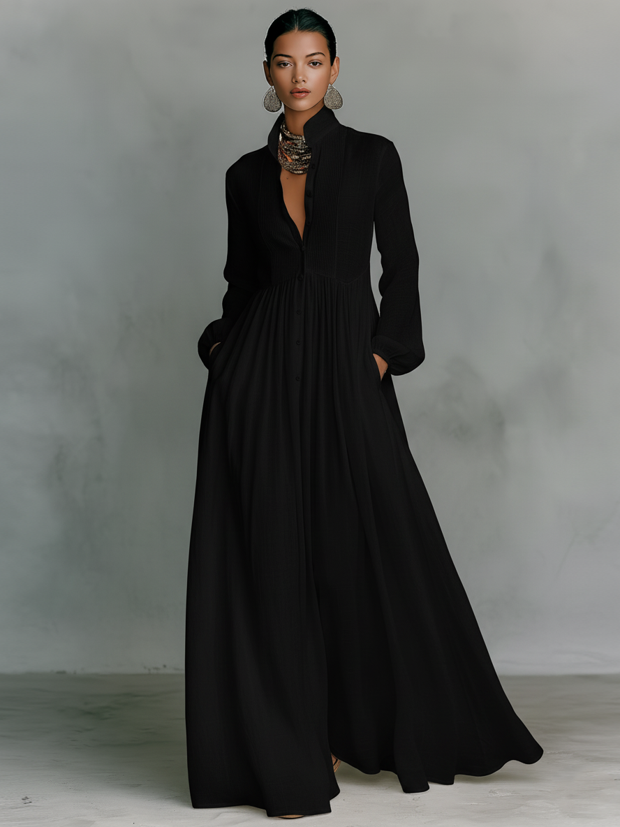 Vestido maxi minimalista con diseño patchwork, cuello alto y mangas largas