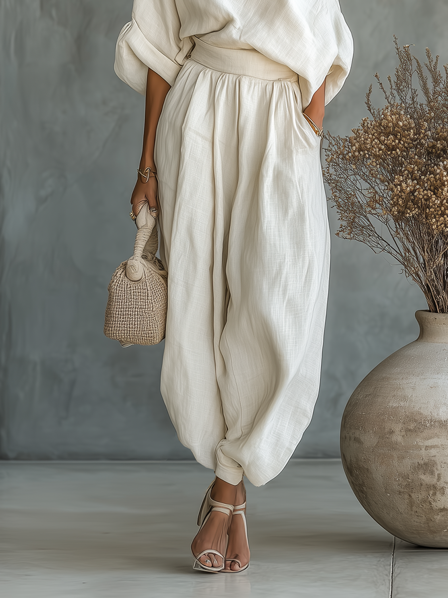 Conjunto para mujer en color blanco crema con top de hombros descubiertos y pantalones ajustados en el tobillo