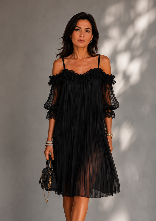 Vittoria | Vestido mini negro de muselina con hombros descubiertos y detalles de encaje