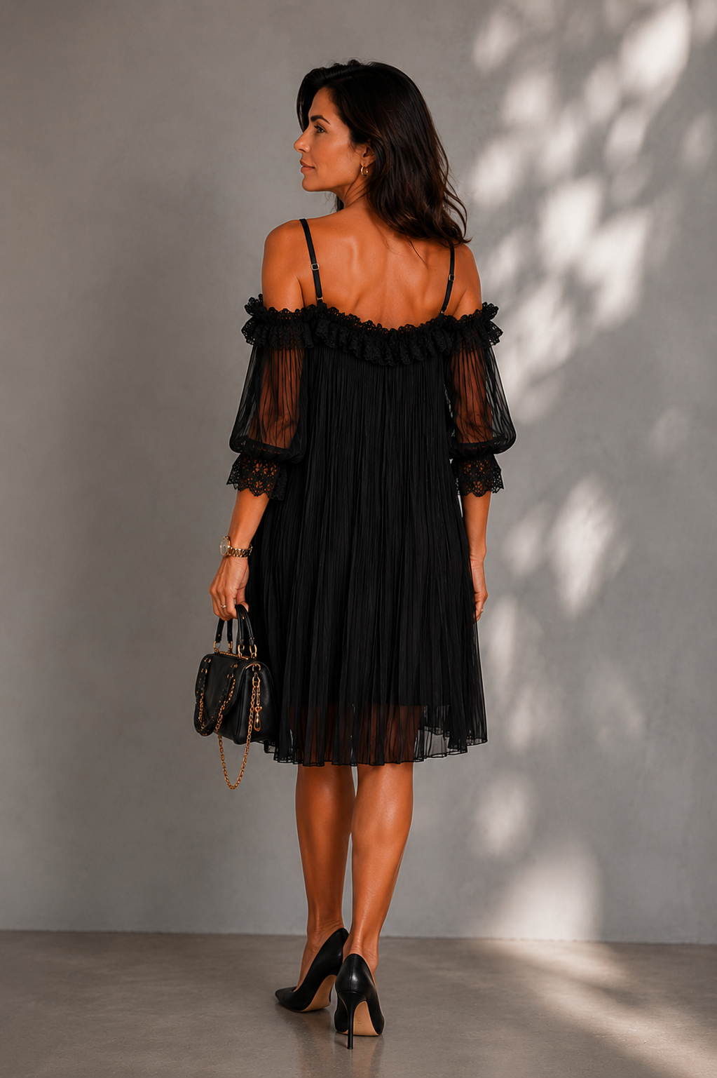 Vittoria | Vestido mini negro de muselina con hombros descubiertos y detalles de encaje