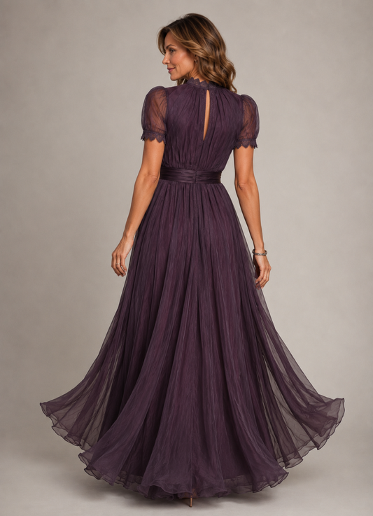 Flavia | Vestido largo morado con escote de lágrima y ribete de encaje de gasa