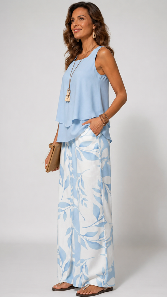 Olalla™ | Conjunto azul claro con blusa y pantalones con estampado botánico