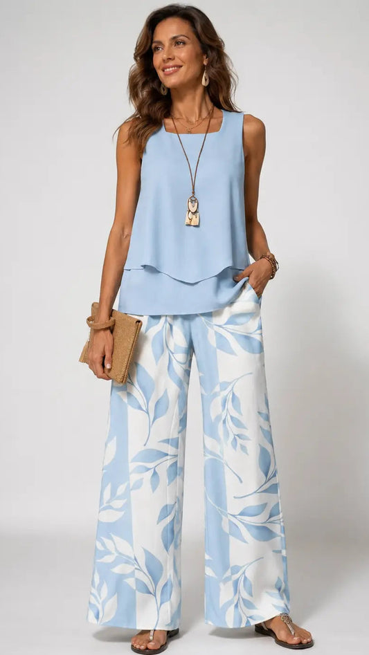 Olalla™ | Conjunto azul claro con blusa y pantalones con estampado botánico