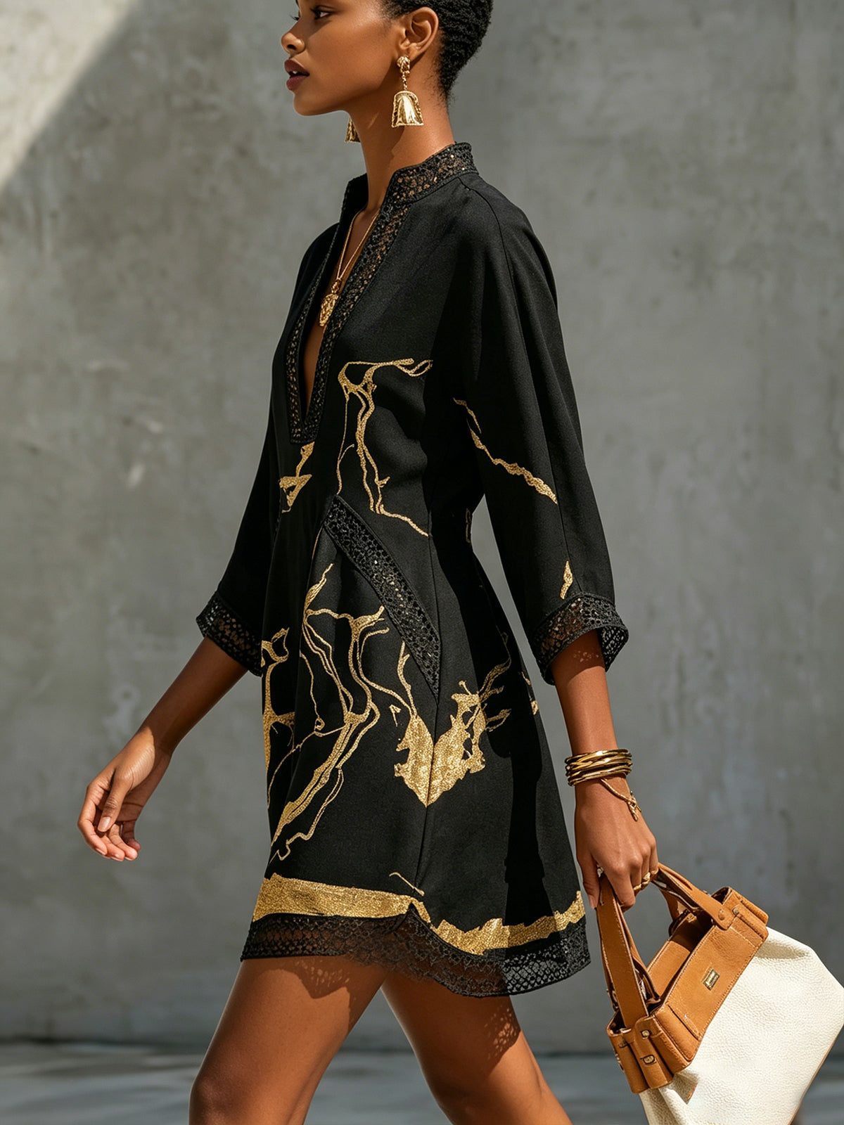 Donatella | Vestido mini negro con estampado de mármol dorado y encaje de ganchillo