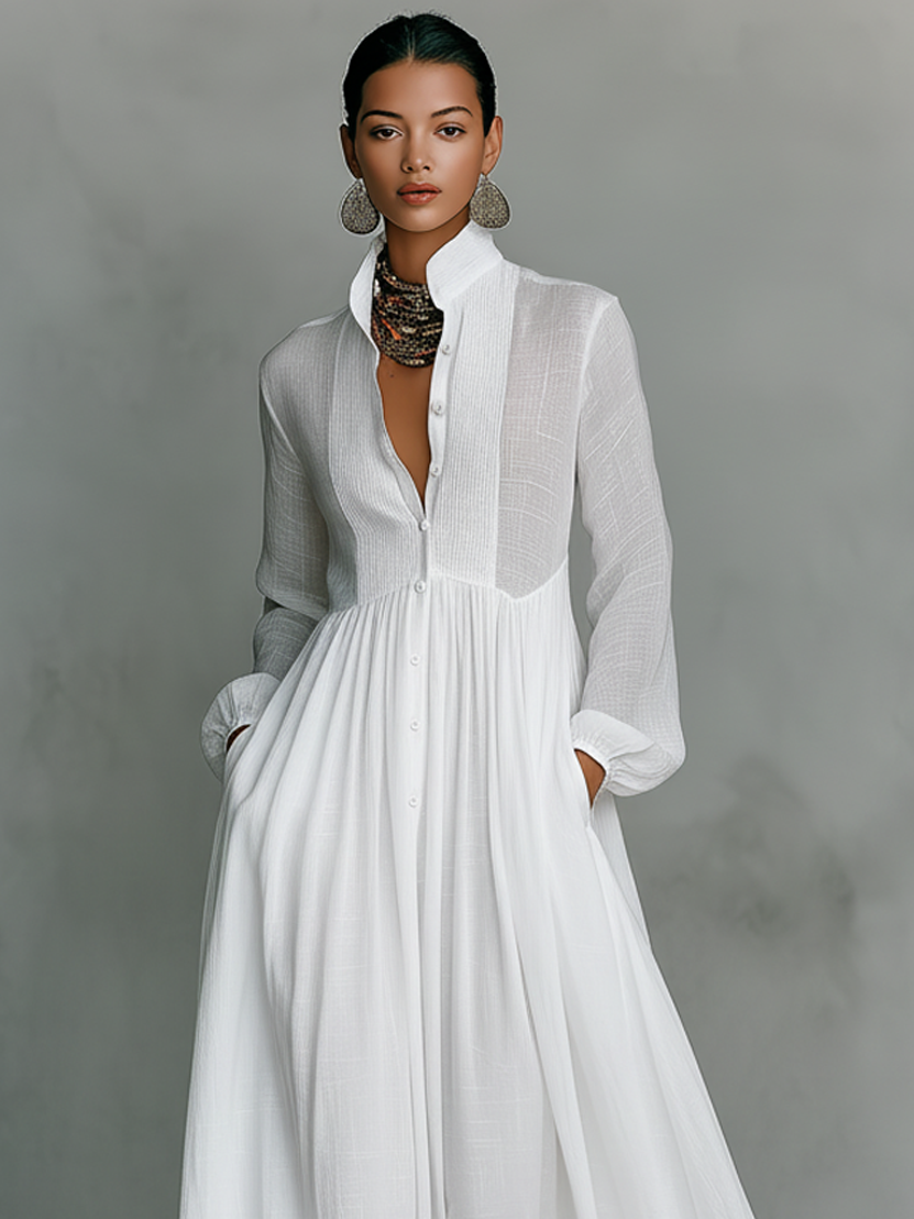 Vestido maxi minimalista con diseño patchwork, cuello alto y mangas largas