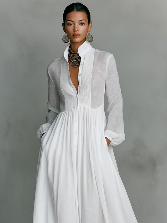 Vestido maxi minimalista con diseño patchwork, cuello alto y mangas largas
